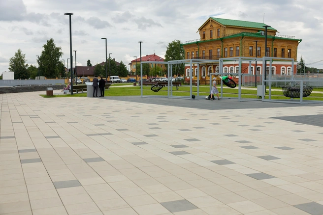 На обновленной набережной в Соликамске есть смотровые площадки, сцена на пирсе, велодорожки, детский игровой комплекс и пункт проката | Источник: «Поревит»