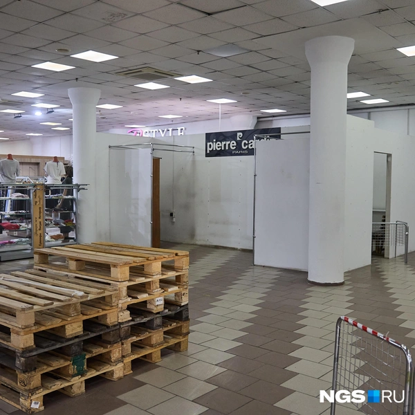 Часть магазинов уже закрылись, часть продавцов только упаковывает товары в надежде еще продать остатки на распродаже | Источник: Александр Ощепков / NGS.RU