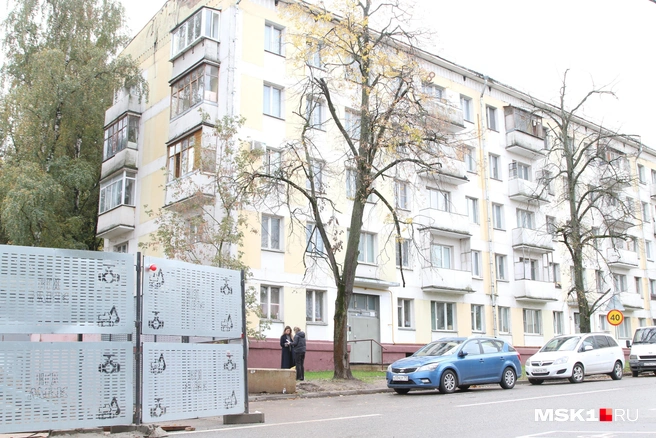 Вот так выглядит одна из пятиэтажек на улице Олеко Дундича, которую снесут ради строительства новых домов | Источник: Татьяна Спиридонова / MSK1.RU