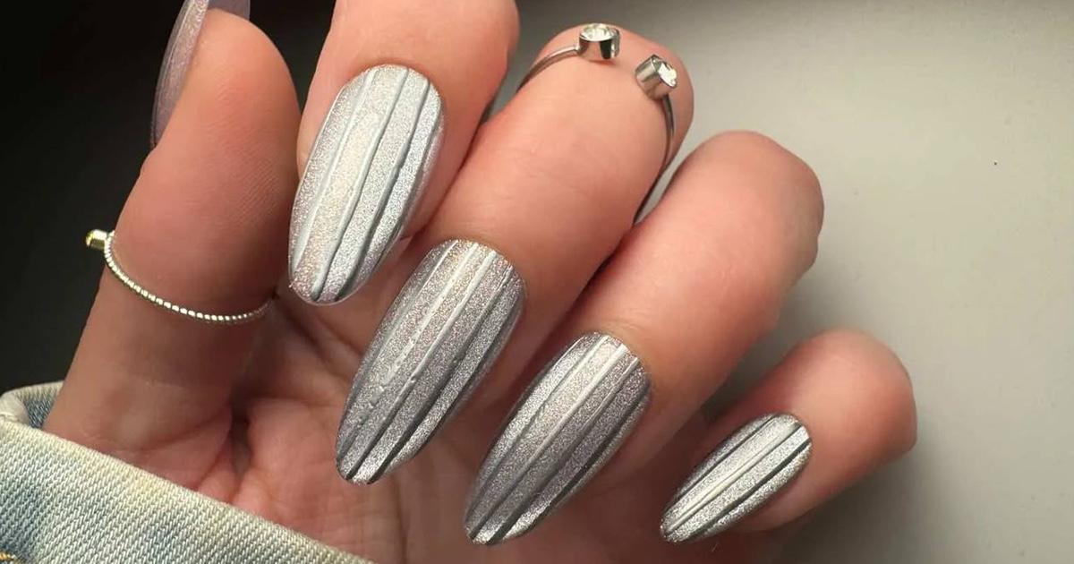 Как стекло: повторяем новый тренд маникюра ribbed-glass nails