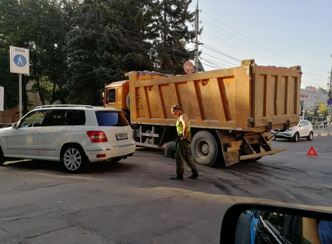 На проезде Завражнова под самосвалом провалился асфальт | ya62.ru