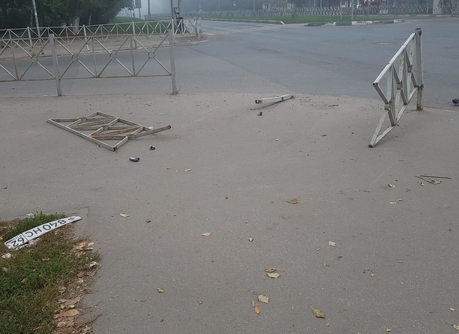 В Рязани водитель снес ограждение и скрылся, «забыв» на месте ДТП номер | ya62.ru