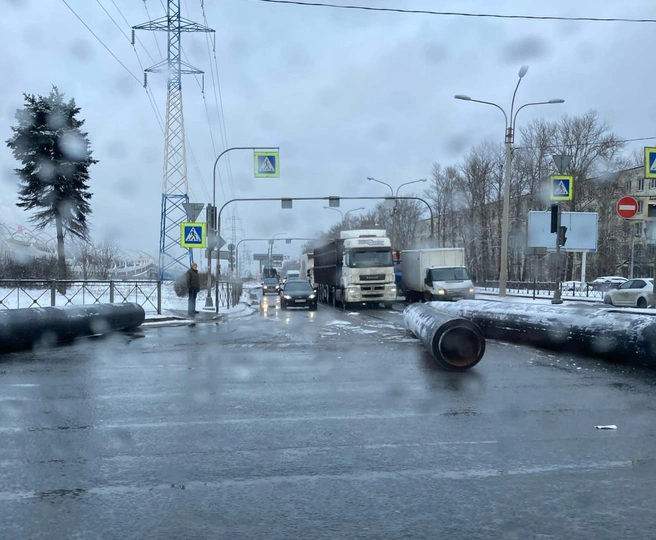 В Петербурге второй день валяют трубы по дорогам. Нежданное препятствие собрало пробку на Кубинской | Источник: «ДТП и ЧП | Санкт-Петербург»