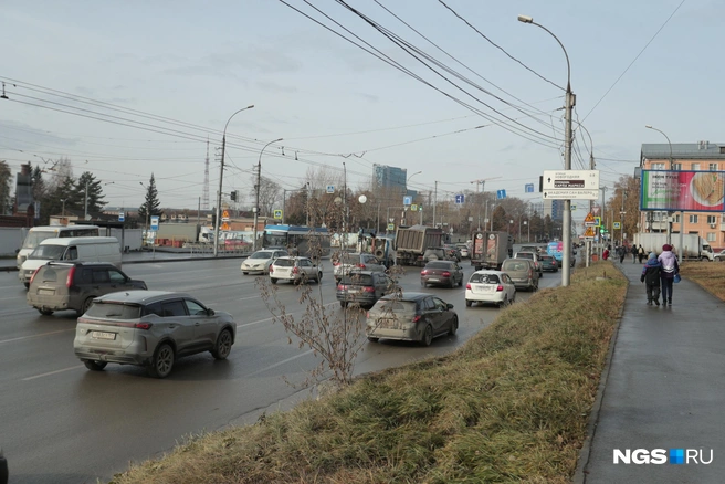 Перед поворотом на Немировича-Данченко дорога расширяется до четырех полос. Остатки разметки здесь еще есть, и она прерывистая | Источник: Андрей Бортко / NGS.RU