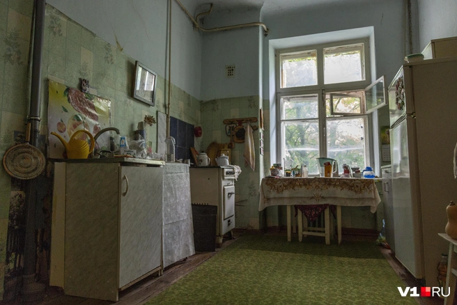 Старенькую кухню бабушке приходится делить с соседкой | Источник: Константин Завриков / V1.RU