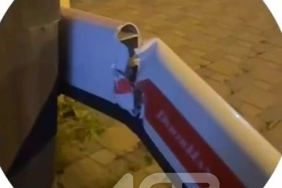 Парни сломали шлагбаум в Южно-Сахалинске, не попав в магазин