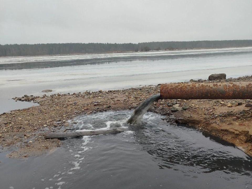 «Вода из трубы вытекает черного цвета»: жители Ярославской области бьют тревогу из-за работы очистных 