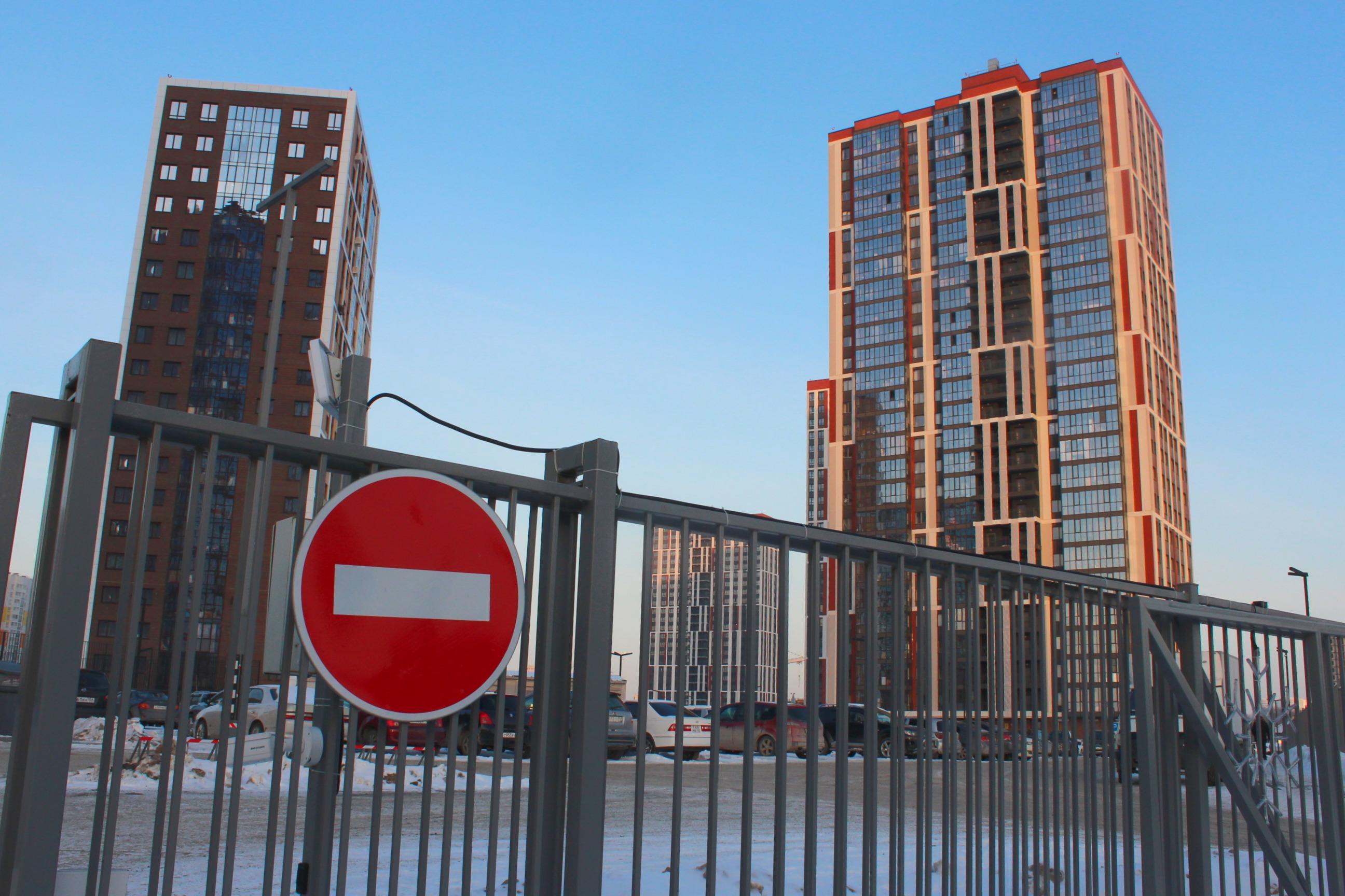 Фоторепортаж о заборах вокруг жилых домов Новосибирска — 13.01.2022 - 13  января 2022 - НГС.ру