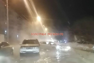 Water main break creates lake on Tomsk road
