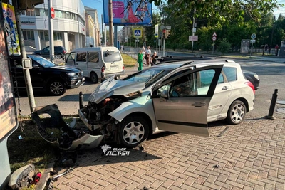 Водитель Peugeot врезался в фургон и сбежал в Новосибирске