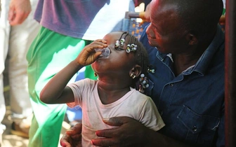 Каждый десятый ребенок умирает, не дожив до пяти лет. Ученые обсуждают массовое распространение антибиотиков в Африке