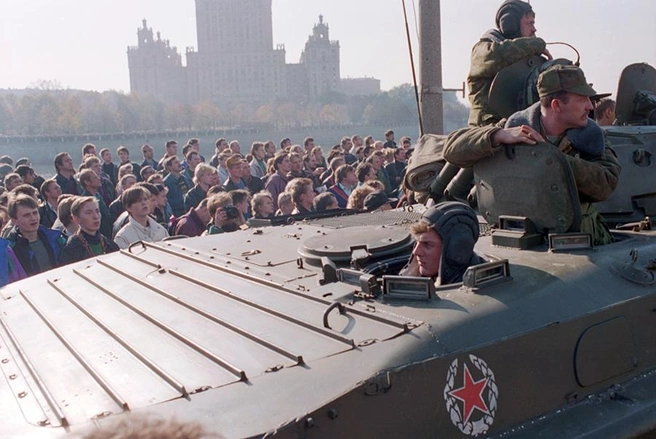 Военные и любопытные граждане | Источник: Олег Власов / ТАСС