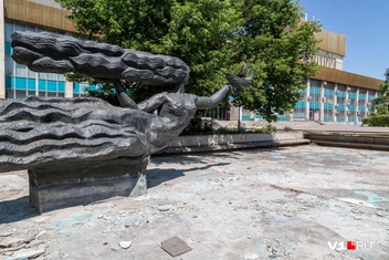 Рядом была установлена скуптура красивой девушки | Источник: Константин Завриков / V1.RU