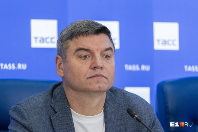 Роман Орещук отвечал на вопросы журналистов вместе с новым главным тренером «Урала» Сергеем Юраном и заместителем директора клуба Максимом Путинцевым | Источник: Кирилл Кушнов / E1.RU