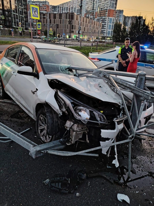 Каршеринг протаранил ограждение в Приморском районе, уходя от полицейской погони | Источник: Госавтоинспекция по г. СПб и ЛО