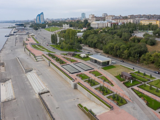 Участок на центральной набережной Волгограда рассматривается для строительства гостиницы. | Источник: Алексей Волхонский / V1.RU