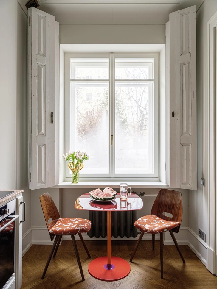 Кухня. Стол, Kartell. Стулья, винтаж, 1970-е гг., Чехословакия, в ткани Élitis. | Источник: Василий Буланов. Стиль: Екатерина Наумова.