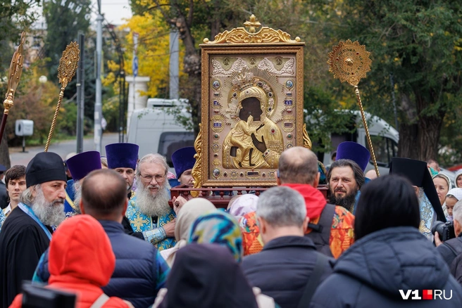 Икону доставили в золотой ризе начала XXI века | Источник: Алексей Волхонский / V1.RU