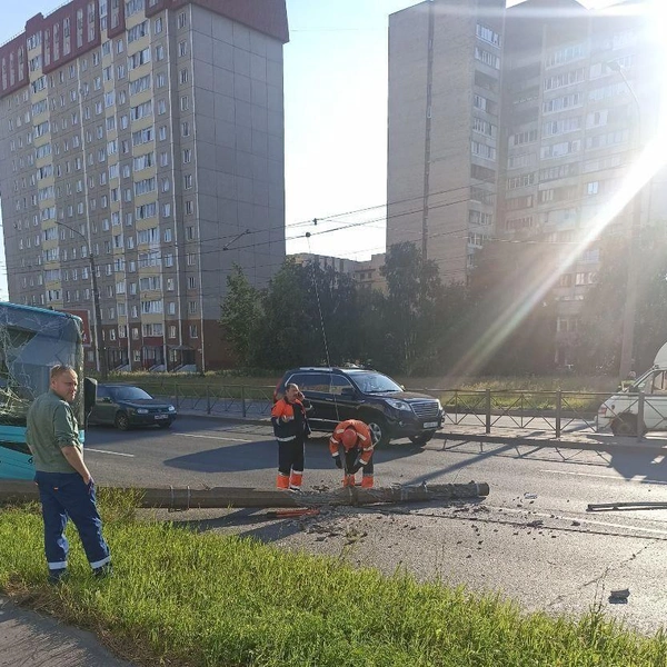 Стекло вдребезги, провода оборваны. На Большевиков автобус снес столб | Источник: читатель «Фонтанки»