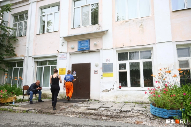 Спасатели МЧС разместились в школе | Источник: Владислав Лоншаков / E1.RU