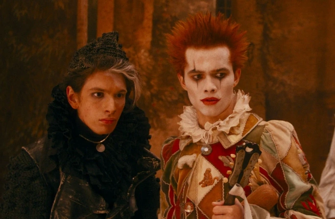 Марк Эйдельштейн в роли пуделя Артемона и Рузиль Минекаев в роли Арлекина | Источник: «Кинопоиск»