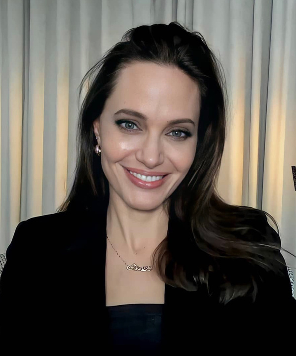 В черном корсетном платье и с фарфоровой кожей: гламурное появление Анджелины Джоли