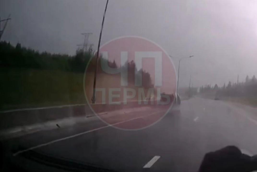 Появилось видео с ДТП в Перми во время сильного дождя — машину занесло и она опрокинулась на бок