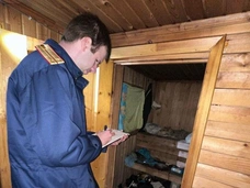 Мать выселила троих детей в баню, похожую на помойку: мальчики ходили в рваной одежде и выпрашивали еду