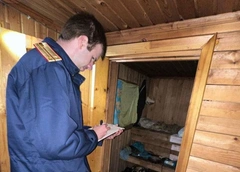Мать выселила троих детей в баню, похожую на помойку: мальчики ходили в рваной одежде и выпрашивали еду