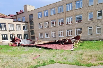 В Петров Вале шторм снес крышу школы: «Слава богу, что лето — детей не было»