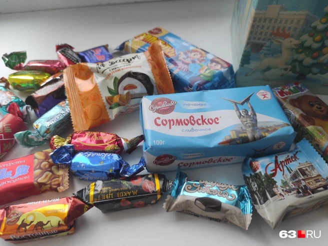 Кроме конфет, внутри есть и печенье | Источник: читатель 63.RU 