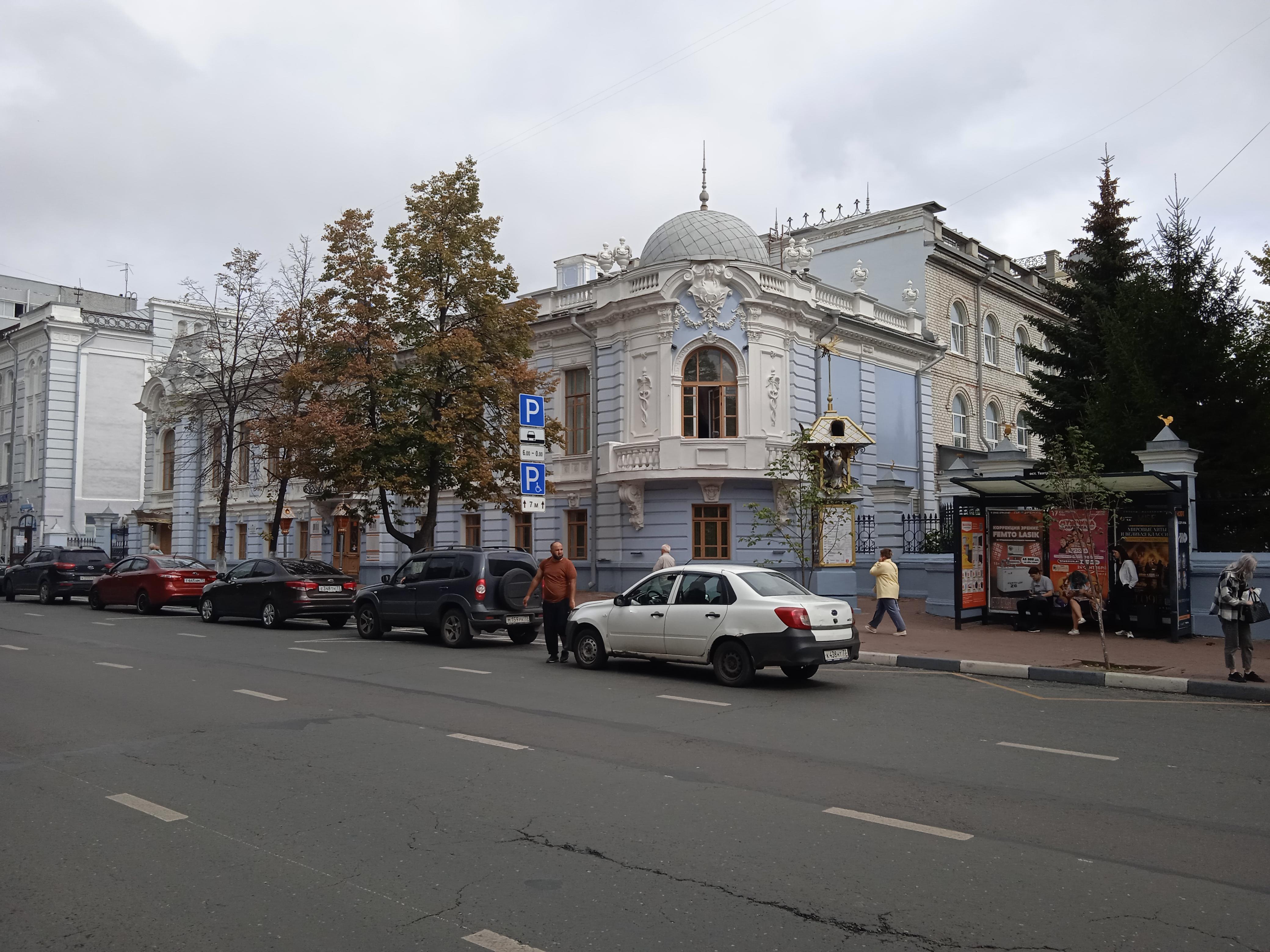 Парковку в центре Ульяновска закрыли из-за угрозы сетям