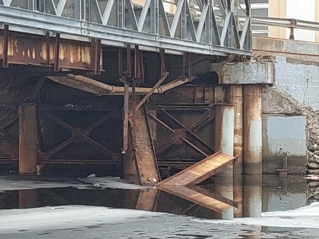 Шкиперский мост «проседает» в воду, но «Мостотрест» уверяет в его безопасности | Источник: Живем на Васильевском | Васильевский остров