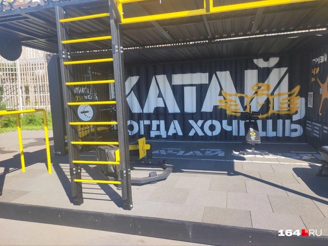 Однако ее всю увешали рекламой | Источник: Арслан Кинзябулатов специально для 164.RU