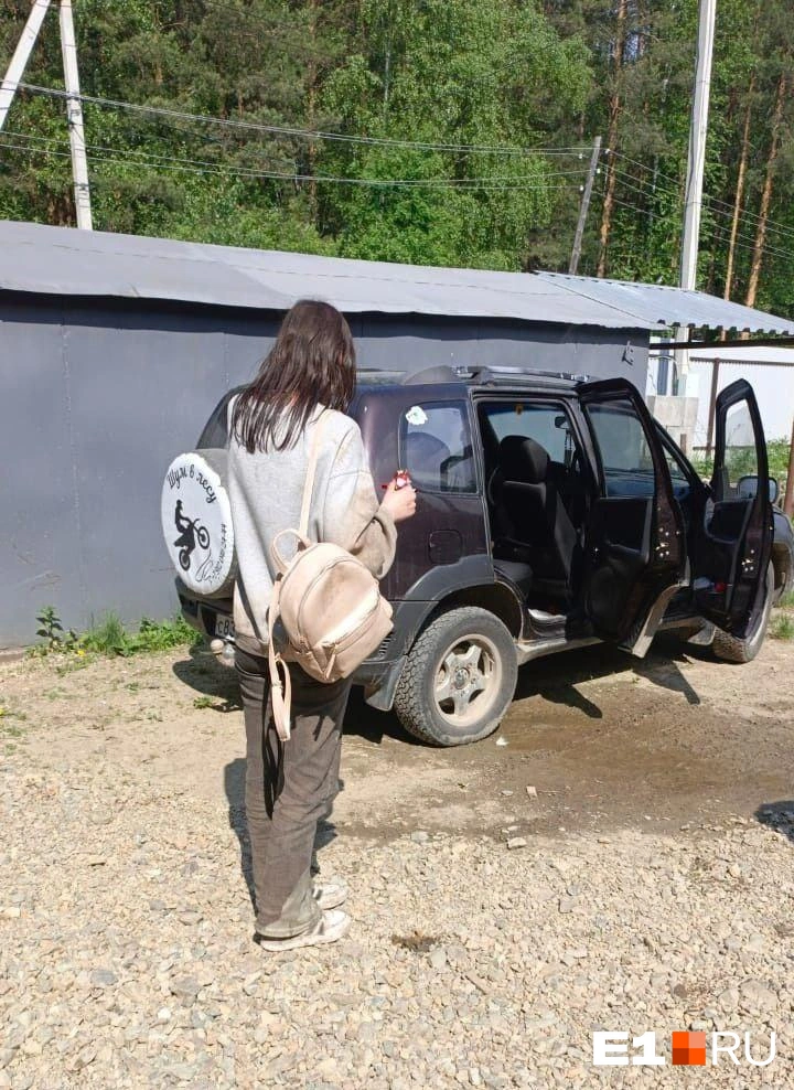 Спасатели и волонтеры помогли девушке выбраться из леса | Источник: читатель E1.RU
