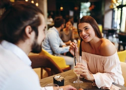 Звезда любого вечера: 5 способов научиться завязывать новые знакомства первой — это легче, чем кажется