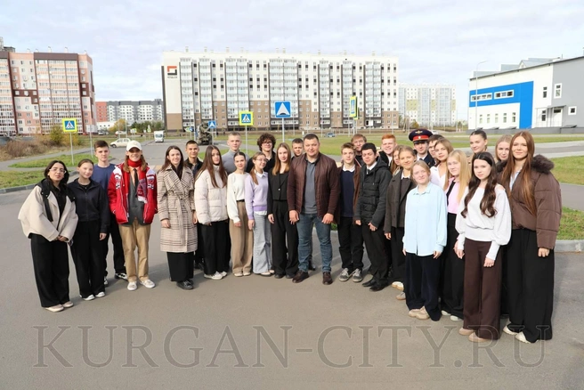 Антон Науменко провел экскурсию по городу для участников городского конкурса «Ученик года&nbsp;— 2026» | Источник: пресс-служба администрации города Кургана