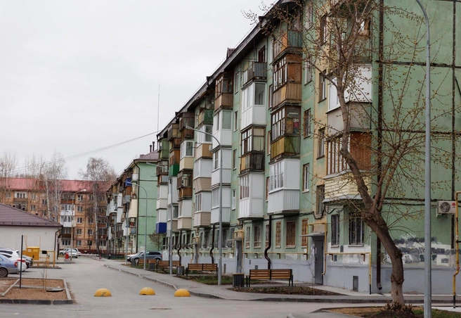 Планомерно жильцы в домах сменяются, и это видно по фасадам. Одни меняют остекление балконов, другие оставляют всё как есть | Источник: Ирина Шарова / 72.RU 
