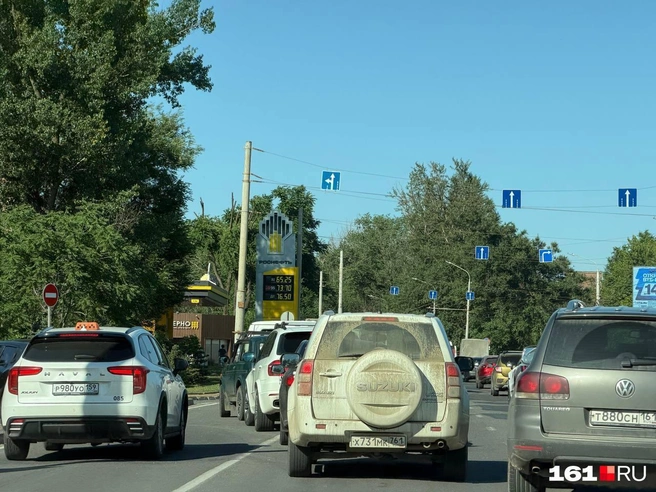 Вечером 23 августа на ростовских улицах образовались километровые пробки из-за очередей на заправки | Источник: Евгений Вдовин / 161.RU