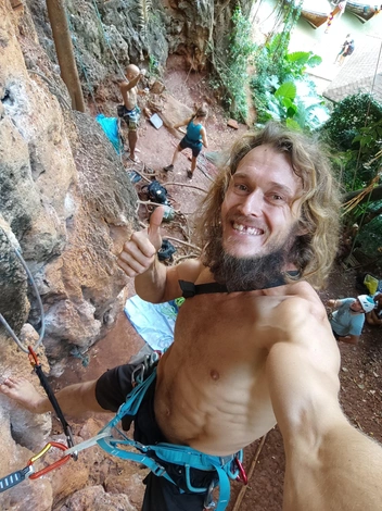 Виктор много лет ходил без одного переднего зуба  | Источник: Виктор Мусихин / Vk.com