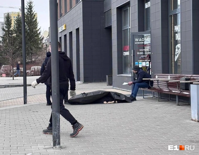 Тело мужчины накрыли черной накидкой | Источник: Сергей Бодров © E1.RU