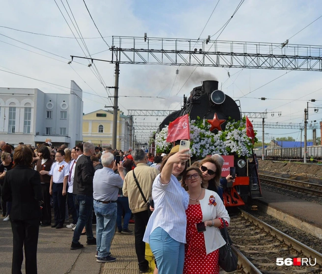 Оренбуржцы с удовольствием фотографируются на фоне праздничного эшелона | Источник: Анастасия Баринова / 56. RU