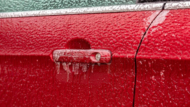 Как аккуратно открыть дверь машины, если она примерзла: советы экспертов