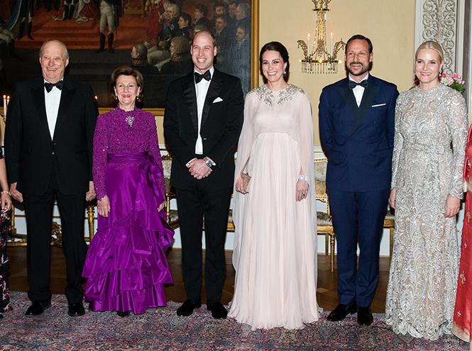 Норвежские принцесса и королева показали класс в экономии на платьях