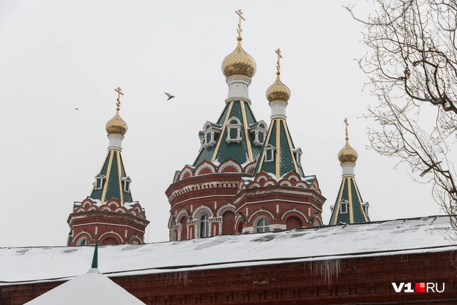 Купола собора сияют даже в пасмурную погоду | Источник: Алексей Волхонский / V1.RU