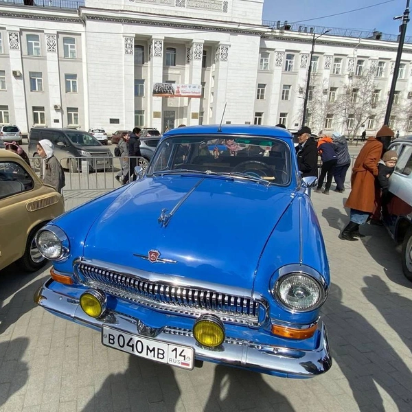 М-21 «Волга» со знаменитой хромированной фигуркой оленя на капоте. Обычно такие фигурки на машинах принято называть французским словом mascotte — дословно «предмет, приносящий удачу» | Источник: Надежда Ефимова / 14.RU