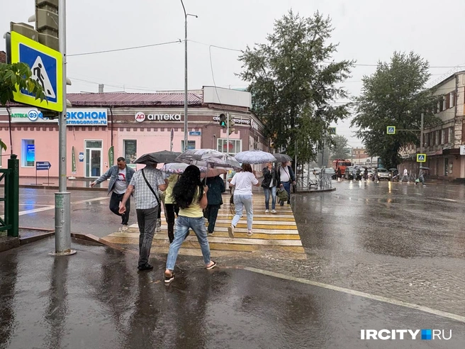 А пешеходы показывают чудеса растяжки | Источник: Алёна Шакирова / «ИрСити»