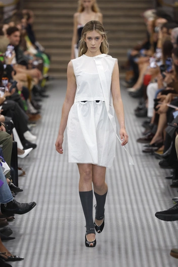 Сандей Роуз на показе Miu Miu весна-лето 2025