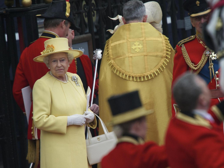 Причуды королей: зачем Елизавета II всегда носила с собой вторую пару перчаток