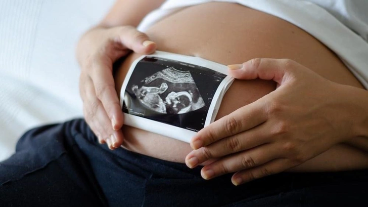 «Вам не положено рожать»: как и почему процедура ЭКО стала причиной спора россиян в соцсетях | Источник: Laia Balart/Shutterstock/Fotodom.ru